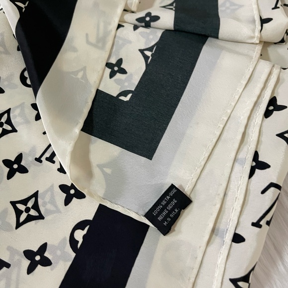 Louis Vuitton Monogram Silk Scarf.🍂🍁 - Picture 10 of 12